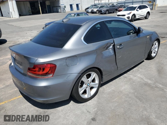 2011 BMW 1 Series 128i z VIN WBAUP9C56BVL89593, wystawiony jako Copart lot #57332945 z przebiegiem 177 265 mil mil oraz Szkody całkowita. Historia ofert i sprzedaży dostępna na DreamBid. Obrazek 3.