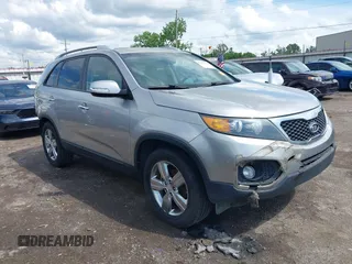 2013 Kia Sorento EX z VIN 5XYKU4A68DG362746, wystawiony jako IAAI lot #42171728 z przebiegiem 93 501 mil mil oraz . Historia ofert i sprzedaży dostępna na DreamBid. Obrazek 1.