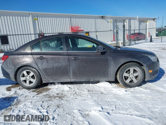 2014 Chevrolet Cruze 1LT z VIN 1G1PC5SB0E7419345, wystawiony jako IAAI lot #41412379 z przebiegiem 114 282 mil mil oraz . Historia ofert i sprzedaży dostępna na DreamBid. Obrazek 13.