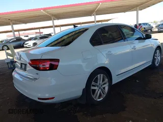 2017 Volkswagen Jetta SEL z VIN 3VWL17AJ3HM406760, wystawiony jako IAAI lot #42002426 z przebiegiem 152 890 mil mil oraz . Historia ofert i sprzedaży dostępna na DreamBid. Obrazek 4.