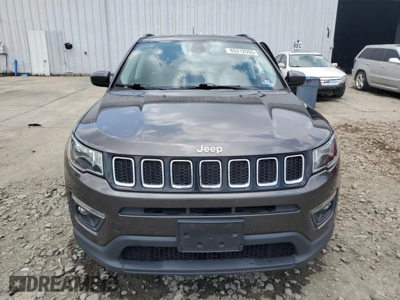 2019 Jeep Compass Latitude z VIN 3C4NJDBB4KT628626, wystawiony jako Copart lot #65212555 z przebiegiem 72 825 mil mil oraz Szkoda całkowita • Salvage title. Historia ofert i sprzedaży dostępna na DreamBid. Obrazek 5.