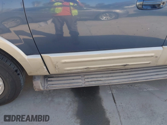 2006 Ford Expedition Eddie Bauer z VIN 1FMPU18506LA93436, wystawiony jako IAAI lot #42183646 z przebiegiem 220 791 mil mil oraz . Historia ofert i sprzedaży dostępna na DreamBid. Obrazek 6.