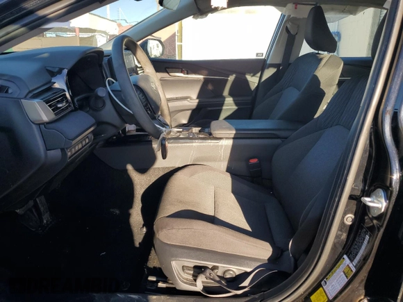 2025 Toyota Camry LE z VIN 4T1DAACK6SU023078, wystawiony jako Copart lot #47634775 z przebiegiem 8 572 mil mil oraz Szkoda całkowita • Salvage title. Historia ofert i sprzedaży dostępna na DreamBid. Obrazek 7.