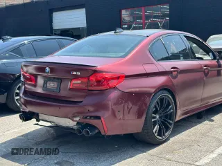 2018 BMW M5 z VIN WBSJF0C55JB283553, wystawiony jako Copart lot #55519235 z przebiegiem 57 128 mil mil oraz Szkody całkowita. Historia ofert i sprzedaży dostępna na DreamBid. Obrazek 4.