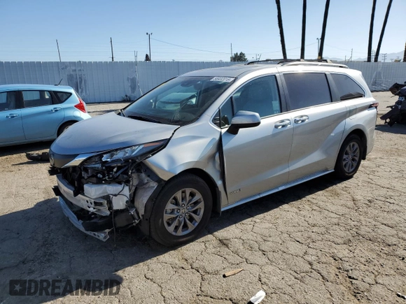 2021 Toyota Sienna XLE z VIN 5TDJRKEC8MS058563, wystawiony jako Copart lot #56932015 z przebiegiem 57 319 mil mil oraz Szkoda całkowita • Salvage title. Historia ofert i sprzedaży dostępna na DreamBid. Obrazek 1.