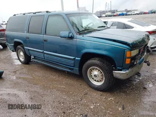 1995 GMC Suburban z VIN 1GDFK16K8SJ741041, wystawiony jako IAAI lot #42315676 z przebiegiem 159 312 mil mil oraz . Historia ofert i sprzedaży dostępna na DreamBid. Obrazek 1.