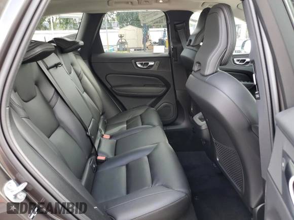 2025 Volvo XC60 Core z VIN YV4M12RJ9S1053702, wystawiony jako Copart lot #51468455 z przebiegiem Nie podano mil oraz Szkoda całkowita • Salvage title. Historia ofert i sprzedaży dostępna na DreamBid. Obrazek 11.