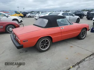 1975 Alfa Romeo Spider z VIN AR3047546, wystawiony jako Copart lot #74561034 z przebiegiem 59 884 mil mil oraz Szkoda całkowita • Salvage title. Historia ofert i sprzedaży dostępna na DreamBid. Obrazek 3.