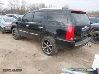 2009 Cadillac Escalade with VIN 1GYFK13269R147563, listed as a IAAI auction lot 41462689 with 210,095 mi miles. Bid and sale history available at carsss.com. Image 3.