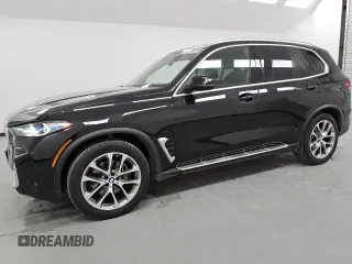 2024 BMW X5 xDrive40i z VIN 5UX23EU04R9T53436, wystawiony jako Copart lot #49401355 z przebiegiem 31 358 mil mil oraz Tytuł czysty. Historia ofert i sprzedaży dostępna na DreamBid. Obrazek 1.