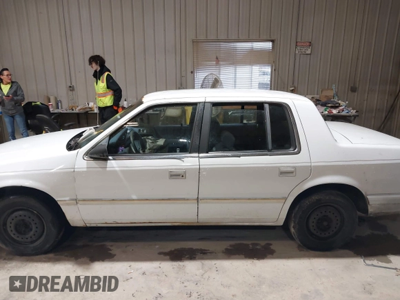 1994 Dodge Spirit z VIN 3B3AA46KXRT214299, wystawiony jako IAAI lot #41908262 z przebiegiem 72 619 mil mil oraz . Historia ofert i sprzedaży dostępna na DreamBid. Obrazek 14.
