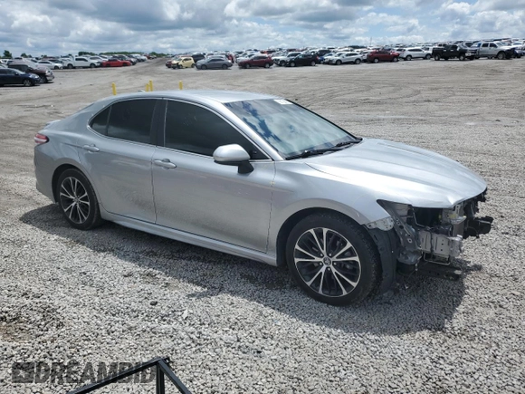 2020 Toyota Camry SE z VIN 4T1G11AK3LU928461, wystawiony jako Copart lot #56128885 z przebiegiem 103 559 mil mil oraz Szkoda całkowita • Salvage title. Historia ofert i sprzedaży dostępna na DreamBid. Obrazek 4.