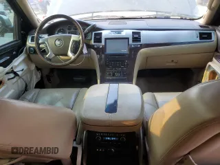 2010 Cadillac Escalade Luxury z VIN 1GYUCBEF3AR276651, wystawiony jako Copart lot #50696745 z przebiegiem Nie podano mil oraz Czysty tytuł • Clean title. Historia ofert i sprzedaży dostępna na DreamBid. Obrazek 8.
