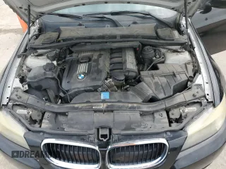 2011 BMW 3 Series 328i z VIN WBAPH7G54BNN02496, wystawiony jako Copart lot #60601785 z przebiegiem 156 459 mil mil oraz Czysty tytuł • Clean title. Historia ofert i sprzedaży dostępna na DreamBid. Obrazek 11.