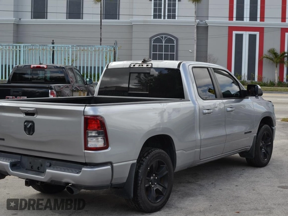 2021 Ram 1500 Big Horn z VIN 1C6RREBT3MN811115, wystawiony jako Copart lot #48342715 z przebiegiem 70 823 mil mil oraz Szkoda całkowita • Salvage title. Historia ofert i sprzedaży dostępna na DreamBid. Obrazek 4.