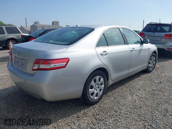 2011 Toyota Camry LE z VIN 4T1BF3EKXBU607307, wystawiony jako IAAI lot #42269501 z przebiegiem 153 051 mil mil oraz . Historia ofert i sprzedaży dostępna na DreamBid. Obrazek 4.