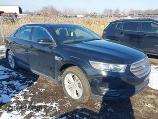 2019 Ford Taurus SEL z VIN 1FAHP2E88KG117382, wystawiony jako IAAI lot #41522485 z przebiegiem 63 214 mil mil oraz . Historia ofert i sprzedaży dostępna na DreamBid. Obrazek 1.