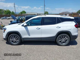 2024 GMC Terrain SLT z VIN 3GKALVEG7RL234722, wystawiony jako IAAI lot #42588099 z przebiegiem 31 077 mil mil oraz . Historia ofert i sprzedaży dostępna na DreamBid. Obrazek 15.