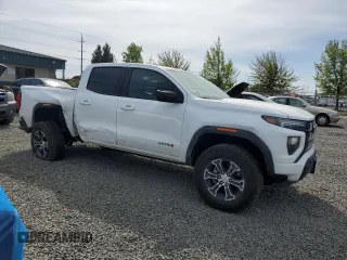 2024 GMC Canyon 4WD AT4 z VIN 1GTP6DEK8R1319281, wystawiony jako Copart lot #54380285 z przebiegiem 2383 mil mil oraz Szkody całkowita. Historia ofert i sprzedaży dostępna na DreamBid. Obrazek 4.