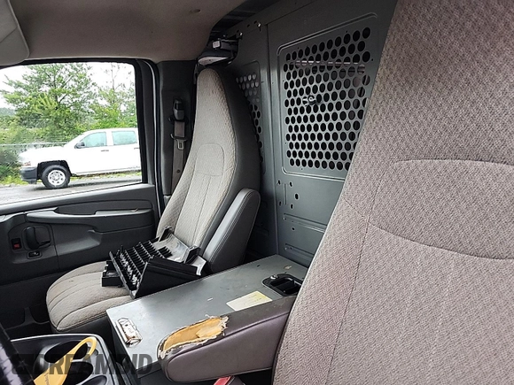 2012 Chevrolet Express Cargo z VIN 1GCWGFCAXC1173617, wystawiony jako IAAI lot #42561444 z przebiegiem 178 334 mil mil oraz . Historia ofert i sprzedaży dostępna na DreamBid. Obrazek 22.