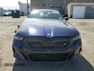 2024 BMW i5 M60 z VIN WBY43FK04RCR36321, wystawiony jako Copart lot #48237355 z przebiegiem 8926 mil mil oraz Szkody całkowita. Historia ofert i sprzedaży dostępna na DreamBid. Obrazek 5.