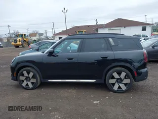 2025 MINI Countryman S z VIN WMZ23GA06S7P27483, wystawiony jako IAAI lot #42043477 z przebiegiem 3 781 mil mil oraz . Historia ofert i sprzedaży dostępna na DreamBid. Obrazek 14.