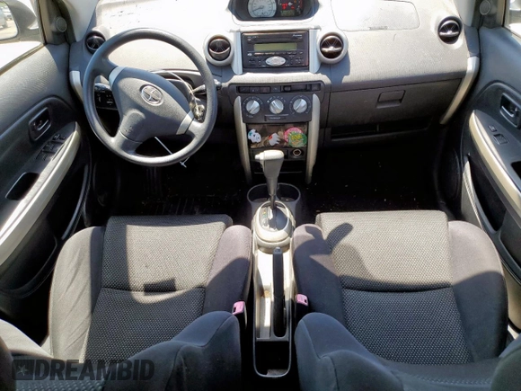 2005 Scion xA z VIN JTKKT624350111919, wystawiony jako Copart lot #54123035 z przebiegiem 193 735 mil mil oraz Szkoda całkowita • Salvage title. Historia ofert i sprzedaży dostępna na DreamBid. Obrazek 8.