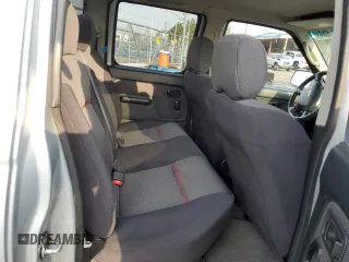 2002 Nissan Frontier SC z VIN 1N6MD29Y12C326737, wystawiony jako Copart lot #63475954 z przebiegiem 199 337 mil mil oraz Czysty tytuł • Clean title. Historia ofert i sprzedaży dostępna na DreamBid. Obrazek 10.