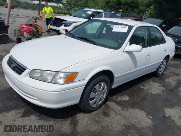 2001 Toyota Camry CE z VIN 4T1BG22KX1U767696, wystawiony jako IAAI lot #42271803 z przebiegiem 130 927 mil mil oraz . Historia ofert i sprzedaży dostępna na DreamBid. Obrazek 17.