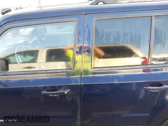 2016 Jeep Patriot Latitude z VIN 1C4NJPFA8GD615264, wystawiony jako IAAI lot #42422580 z przebiegiem 80 867 mil mil oraz . Historia ofert i sprzedaży dostępna na DreamBid. Obrazek 14.