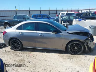 2021 Mercedes-Benz A 220 z VIN W1K3G4FB9MJ305107, wystawiony jako IAAI lot #42017175 z przebiegiem 40 256 mil mil oraz . Historia ofert i sprzedaży dostępna na DreamBid. Obrazek 14.