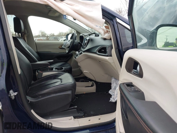 2018 Chrysler Pacifica Touring L with VIN 2C4RC1BG8JR271328, listed as a IAAI auction lot 41961546 with 84,740 mi miles and . Bid and sale history available at DreamBid. Image 5.