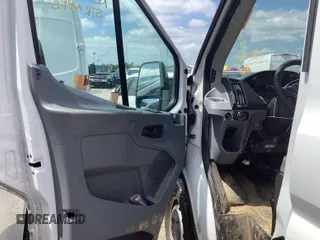 2019 Ford Transit z VIN 1FTYR1CM2KKB07393, wystawiony jako IAAI lot #42325165 z przebiegiem 143 471 mil mil oraz . Historia ofert i sprzedaży dostępna na DreamBid. Obrazek 1.