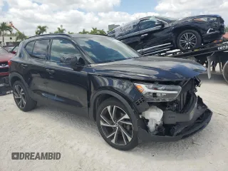 2021 Volvo XC40 R-Design z VIN YV4AC2HM1M2470902, wystawiony jako Copart lot #54275595 z przebiegiem 33 536 mil mil oraz Szkody całkowita. Historia ofert i sprzedaży dostępna na DreamBid. Obrazek 4.