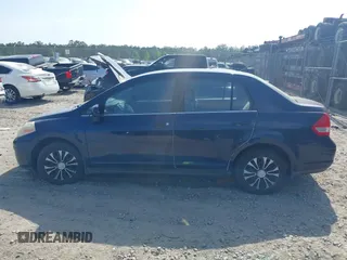 2008 Nissan Versa S z VIN 3N1BC11E88L387270, wystawiony jako IAAI lot #42170127 z przebiegiem 133 555 mil mil oraz . Historia ofert i sprzedaży dostępna na DreamBid. Obrazek 14.