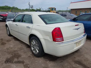 2008 Chrysler 300 C Hemi z VIN 2C3KA63H78H253810, wystawiony jako IAAI lot #42184500 z przebiegiem 112 271 mil mil oraz . Historia ofert i sprzedaży dostępna na DreamBid. Obrazek 3.