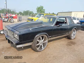 1984 Chevrolet Monte Carlo z VIN 1G1AZ37H9ER201513, wystawiony jako IAAI lot #42416804 z przebiegiem 80 467 mil mil oraz . Historia ofert i sprzedaży dostępna na DreamBid. Obrazek 2.