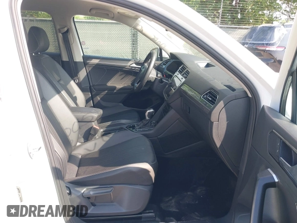 2024 Volkswagen Tiguan SE with VIN 3VV3B7AX9RM098307, listed as a IAAI auction lot 41941586 with 16,945 mi miles and . Bid and sale history available at DreamBid. Image 5.