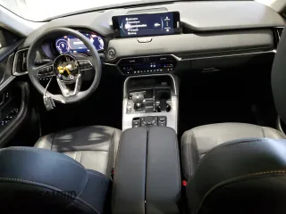 2025 Mazda CX-70 Premium z VIN JM3KJDHA9S1100080, wystawiony jako Copart lot #83074444 z przebiegiem 2861 mil mil oraz Tytuł czysty. Historia ofert i sprzedaży dostępna na DreamBid. Obrazek 8.