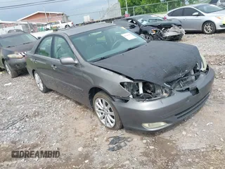 2003 Toyota Camry LE z VIN 4T1BF30K53U555156, wystawiony jako IAAI lot #42144121 z przebiegiem 300 328 mil mil oraz . Historia ofert i sprzedaży dostępna na DreamBid. Obrazek 1.