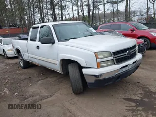 2006 Chevrolet Silverado 1500 LT2 with VIN 2GCEK19B761109126, listed as a IAAI auction lot 41681380 with 335,592 mi miles. Bid and sale history available at carsss.com. Image 1.