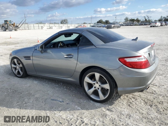 2012 Mercedes-Benz SLK 350 z VIN WDDPK5HA8CF014674, wystawiony jako Copart lot #43035715 z przebiegiem 79 506 mil mil oraz Nie do naprawy • Non repairable. Historia ofert i sprzedaży dostępna na DreamBid. Obrazek 2.