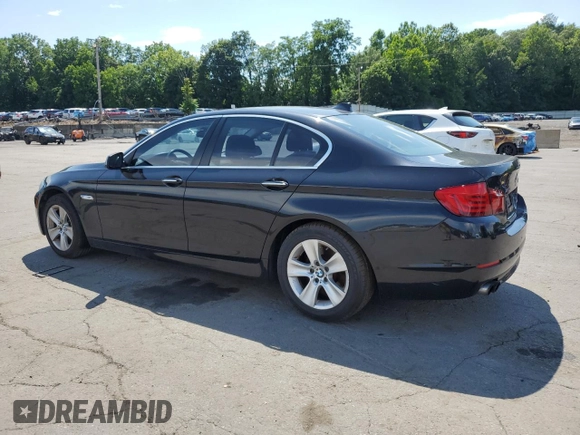 2013 BMW 5 Series 528i xDrive z VIN WBAXH5C54DDW15724, wystawiony jako Copart lot #64254645 z przebiegiem 91 958 mil mil oraz Czysty tytuł • Clean title. Historia ofert i sprzedaży dostępna na DreamBid. Obrazek 2.