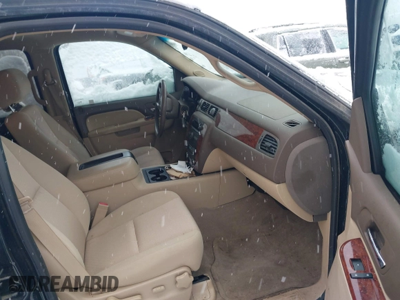 2013 Chevrolet Avalanche LS with VIN 3GNTKEE70DG230026, listed as a IAAI auction lot 41306545 with 208,557 mi miles. Bid and sale history available at carsss.com. Image 5.