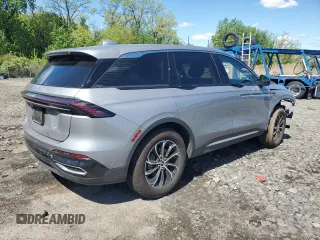 2024 Lincoln Nautilus Premiere z VIN 5LMPJ8JA2RJ839889, wystawiony jako Copart lot #55342425 z przebiegiem 7 739 mil mil oraz Szkoda całkowita • Salvage title. Historia ofert i sprzedaży dostępna na DreamBid. Obrazek 3.