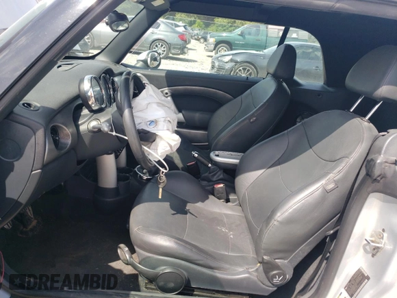 2008 MINI Convertible S с VIN WMWRH33508TU81576, выставлен на аукционе Copart как лот 60684675 с пробегом 145 344 миль миль и Списание • Salvage title. История ставок и продаж доступна на DreamBid. Изображение 7.
