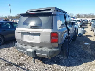 2024 Toyota Land Cruiser z VIN JTEABFAJ3RK001357, wystawiony jako IAAI lot #41206628 z przebiegiem 7060 mil mil oraz . Historia ofert i sprzedaży dostępna na DreamBid. Obrazek 4.