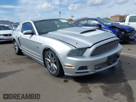 2013 Ford Mustang V6 z VIN 1ZVBP8AM2D5262788, wystawiony jako IAAI lot #41782437 z przebiegiem 54 013 mil mil oraz . Historia ofert i sprzedaży dostępna na DreamBid. Obrazek 1.
