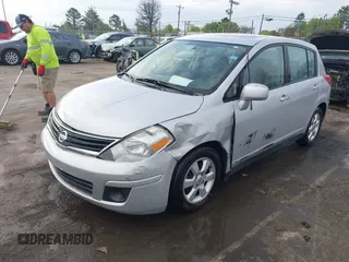 2007 Nissan Versa S z VIN 3N1BC13E47L369909, wystawiony jako IAAI lot #41831330 z przebiegiem 115 767 mil mil oraz . Historia ofert i sprzedaży dostępna na DreamBid. Obrazek 2.
