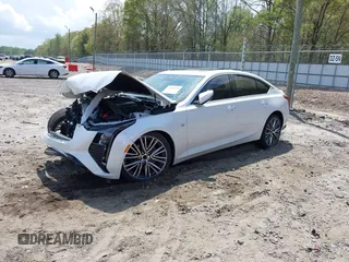 2025 Cadillac CT5 Premium Luxury z VIN 1G6DN5RW3S0106486, wystawiony jako IAAI lot #41960349 z przebiegiem 7 874 mil mil oraz . Historia ofert i sprzedaży dostępna na DreamBid. Obrazek 2.